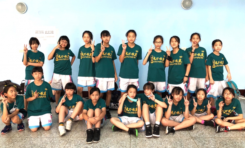 目前1勝1敗的高峰快樂打球、享受比賽。大會提供。