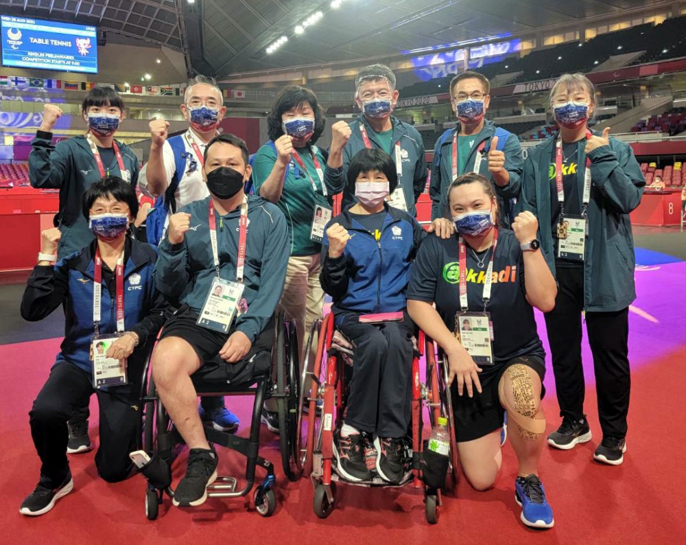 體育署林哲宏副署長親臨桌球練習場為選手祝福勉勵。體育署提供。