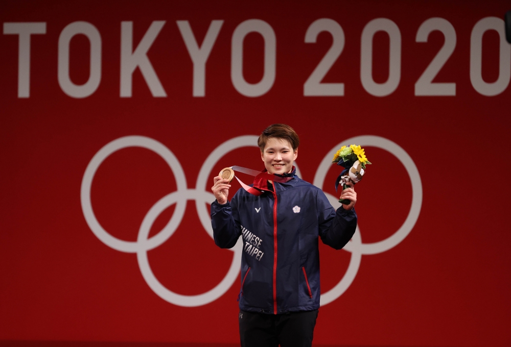 陳玟卉於女子舉重64公斤量級以總和230公斤，勇奪銅牌。體育署提供。