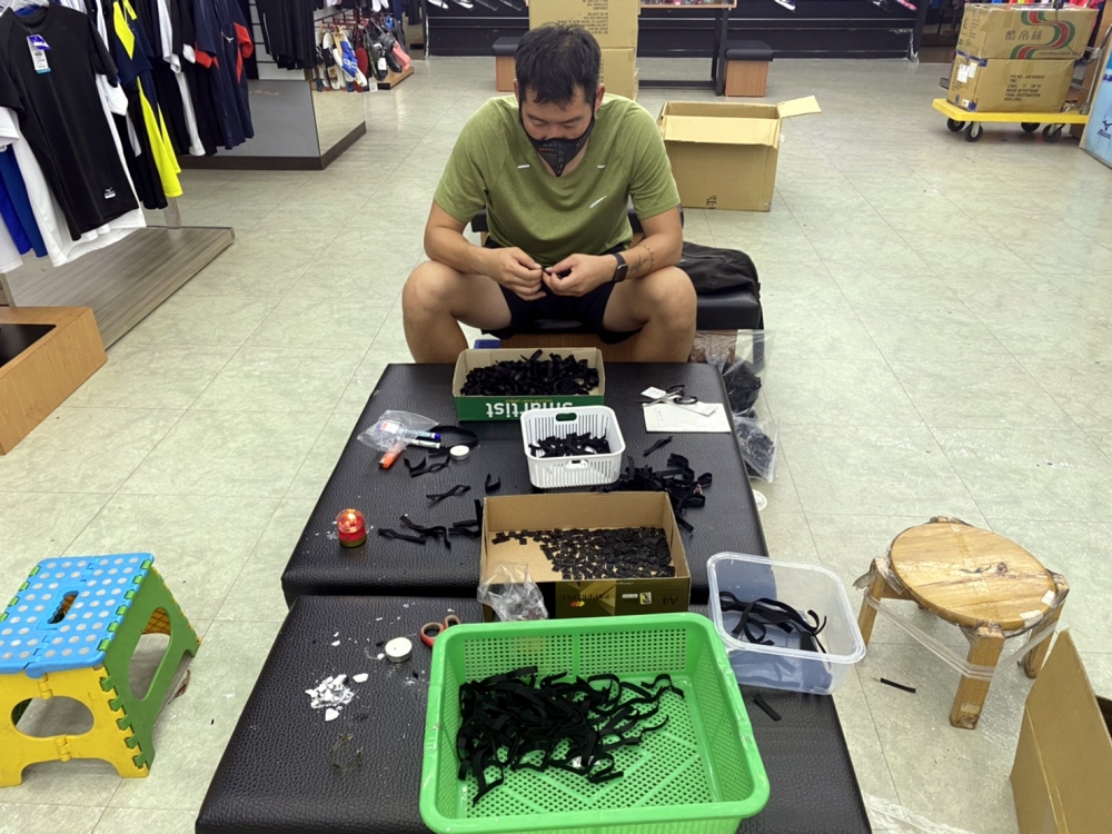 陳鴻傑專心做口罩中。陳鴻傑／提供。