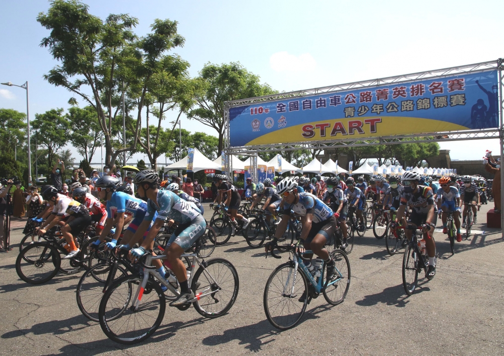 110年全國自由車青少年公路錦標賽開賽畫面。