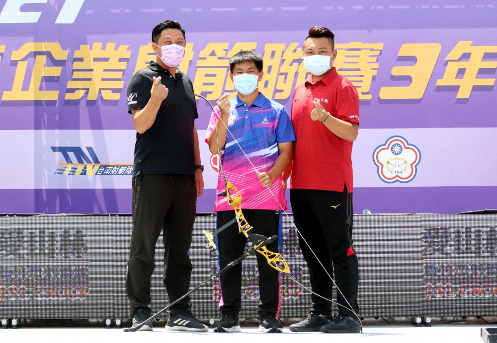 協會青年隊郭昱承（中）和母隊教練新北凱撒隊陳信夫（右）及「師公」王正良。中華企業射箭聯盟／提供。