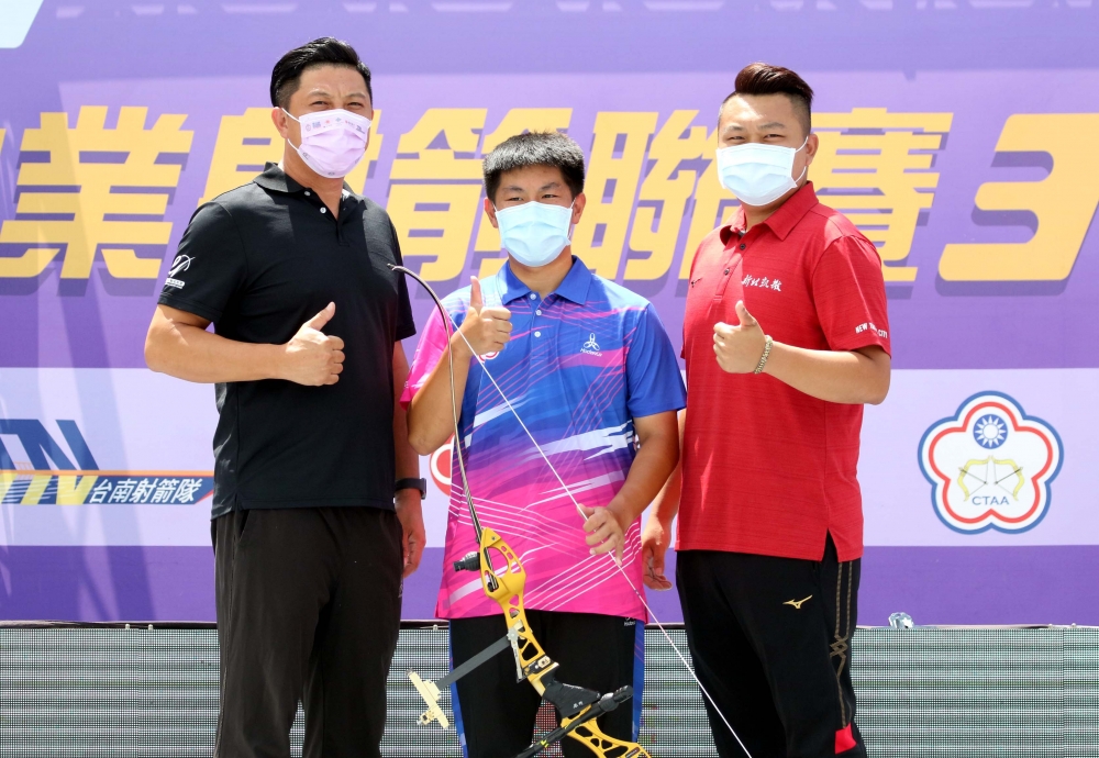 協會青年隊郭昱承（中）和母隊教練新北凱撒隊陳信夫（右）及「師公」王正良。中華企業射箭聯盟／提供。