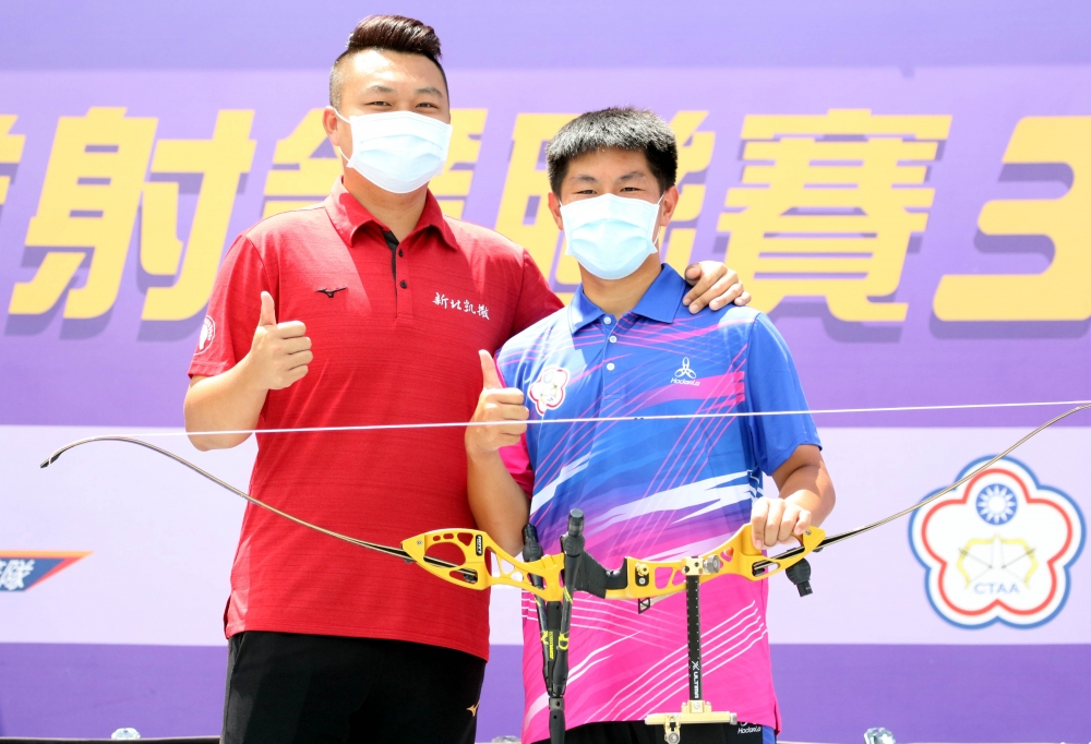 協會青年隊郭昱承（右）昨天在男團打敗母隊教練新北凱撒陳信夫（左）。中華企業射箭聯盟／提供。