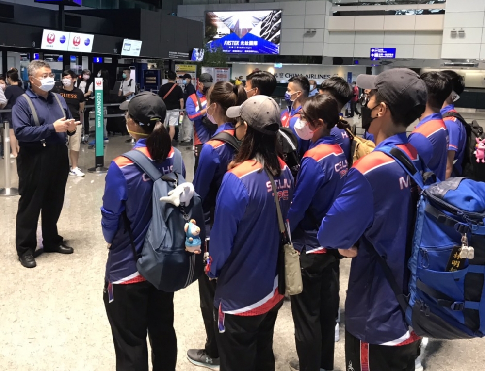 中華射箭協會秘書長李水河（左）預祝中華隊旗開得勝。射箭協會提供。