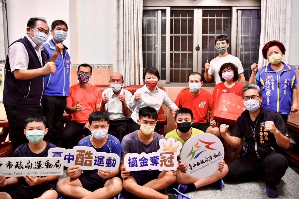 台中市長盧秀燕為李亞璇加油打氣。台中市政府提供。