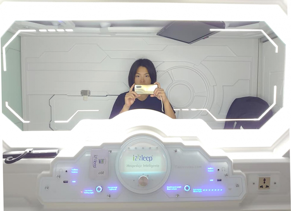 張綺文在機場膠囊旅館過了一晚。