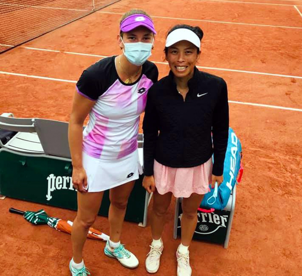 謝淑薇（右）和搭檔勇闖法網女雙第三輪。圖／取自謝淑薇粉專。