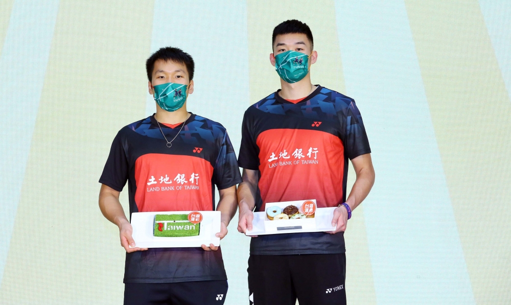 東京奧運羽球男雙金牌李洋、王齊麟抽出總金額440萬元的「獎牌加碼獎」得主共12位。台灣運彩／提供（下同）。