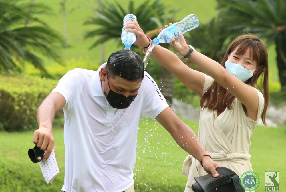 ThreeBond仰德挑戰賽，許閎軒奪冠後接受潑水祝賀。鍾豐榮／攝影（下同)。