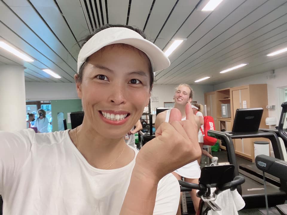 謝淑薇和搭檔梅滕絲直落二闖進溫布頓網球賽八強。圖取自／謝淑薇粉專。