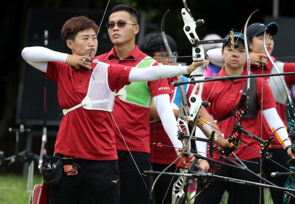 新北凱撒「雷母」雷千瑩（左）榮膺「滿分后」，榮耀要和新北凱撒共享。中華企業射箭聯盟／提供。