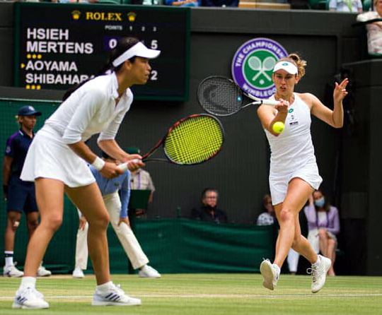 謝淑薇和比利時梅騰絲以2：1逆轉勝，衛冕溫網女雙冠軍。圖／謝淑薇粉專。