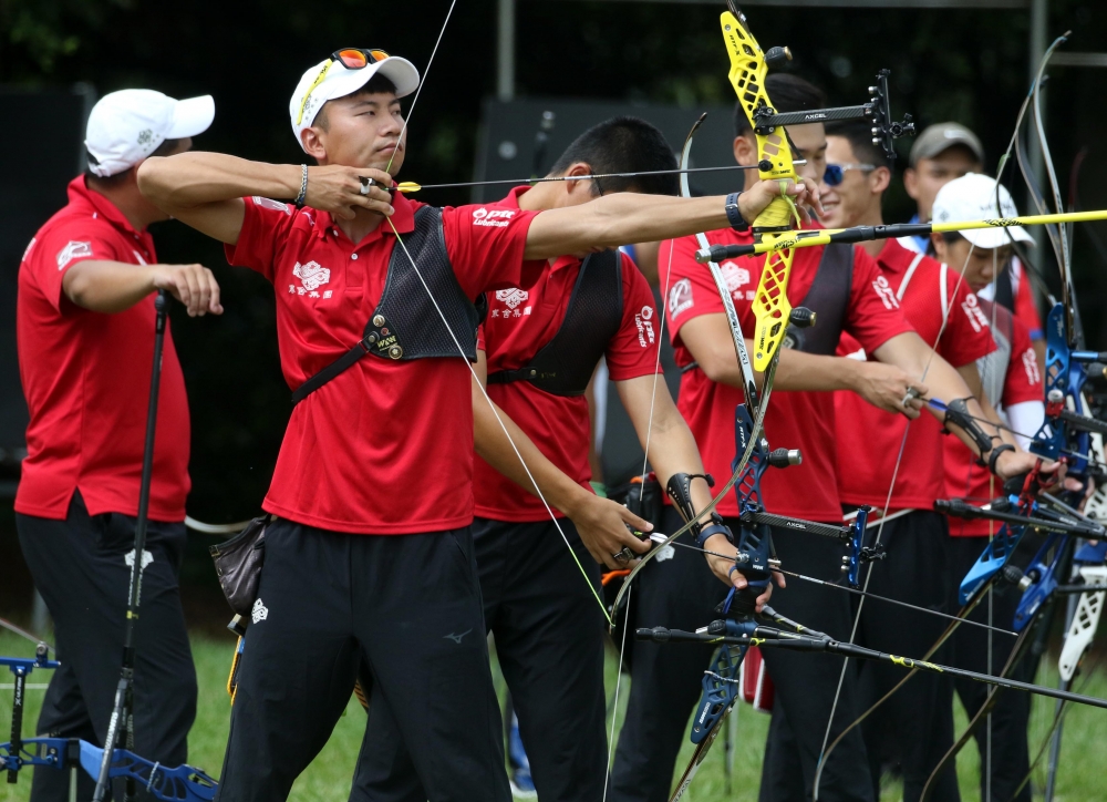 寒舍集團「阿魏」魏均珩（前）今天在男團補賽又贏，例行賽17戰全勝寫新史。中華企業射箭聯盟／提供。