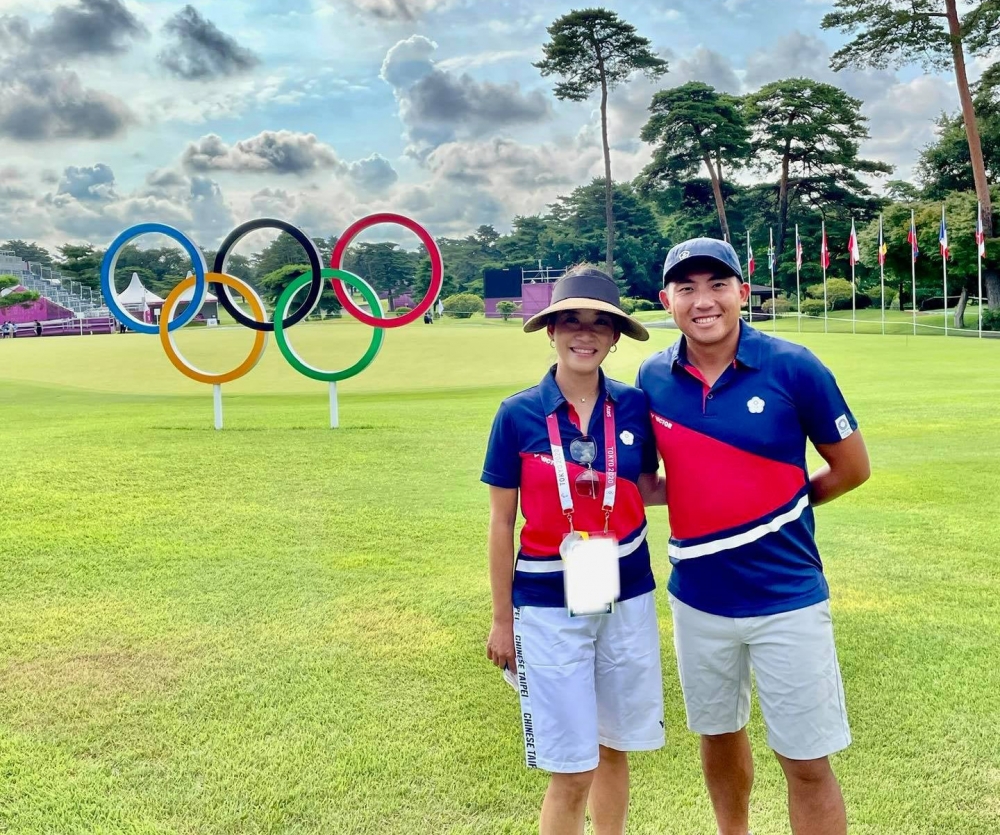潘政琮的太太愛相隨當桿弟，陪他參加奧運。取自潘政琮粉絲頁。