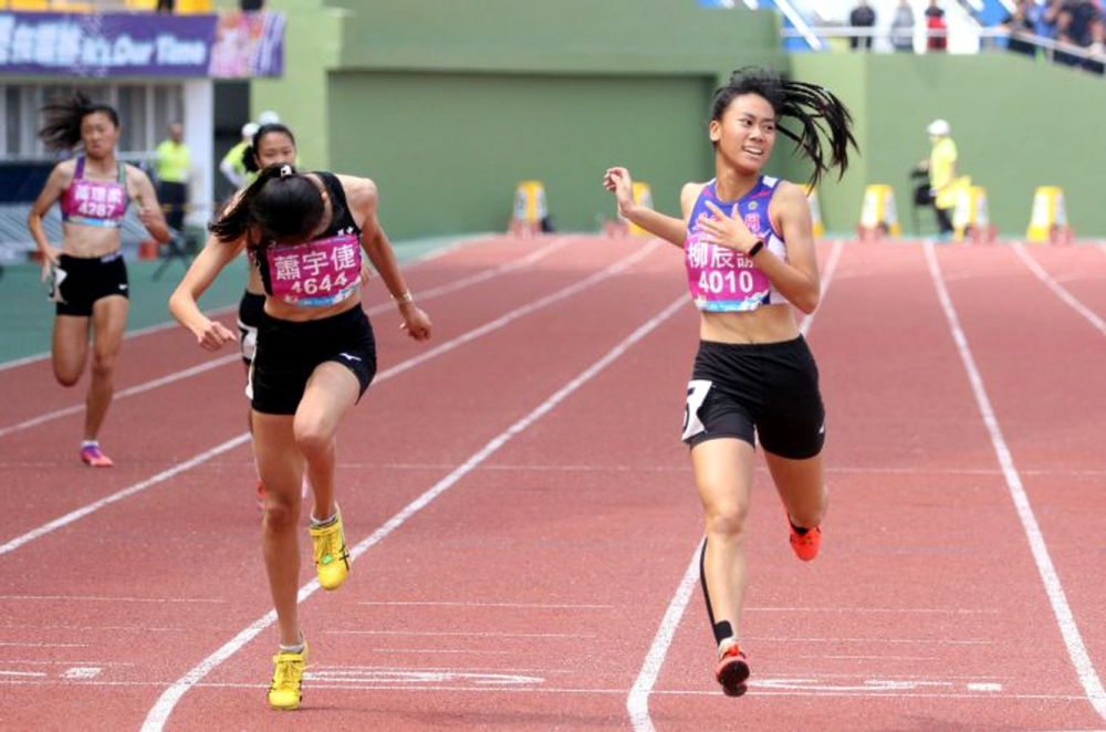 全中運國女400公尺金牌大同高中柳辰諭（右）。林嘉欣／攝影。