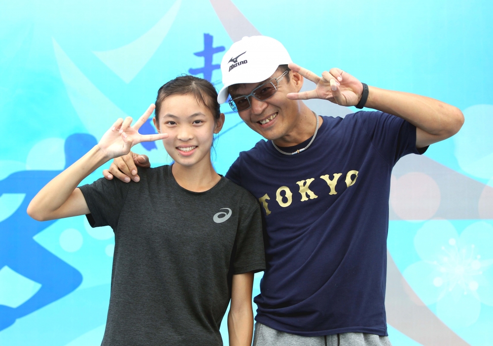 明德高中童苡茹和教練張勝煇。林嘉欣／攝影。