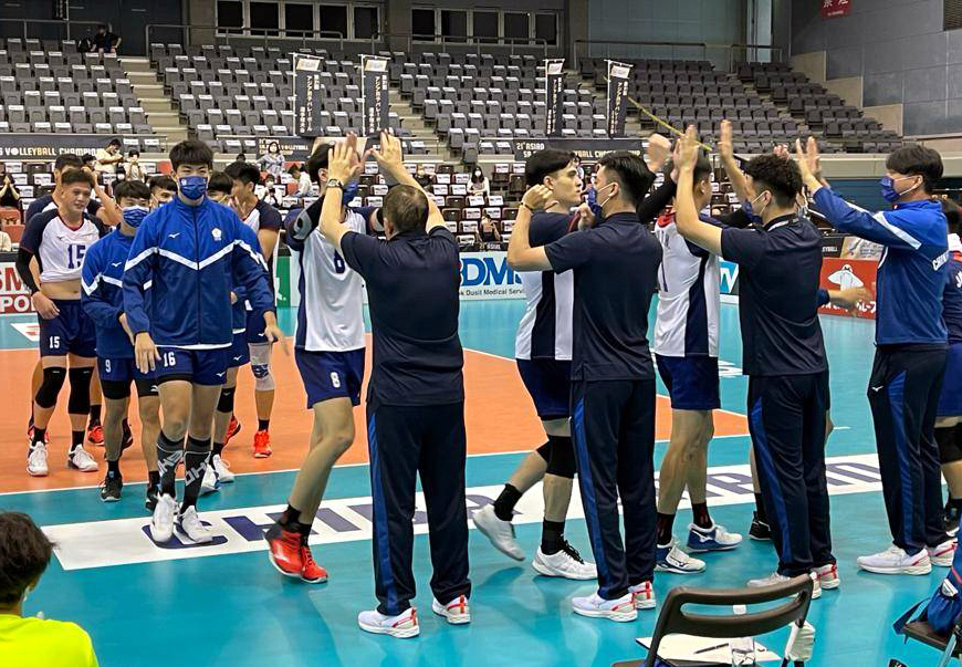 中華隊獲勝後開心和教練團擊掌。