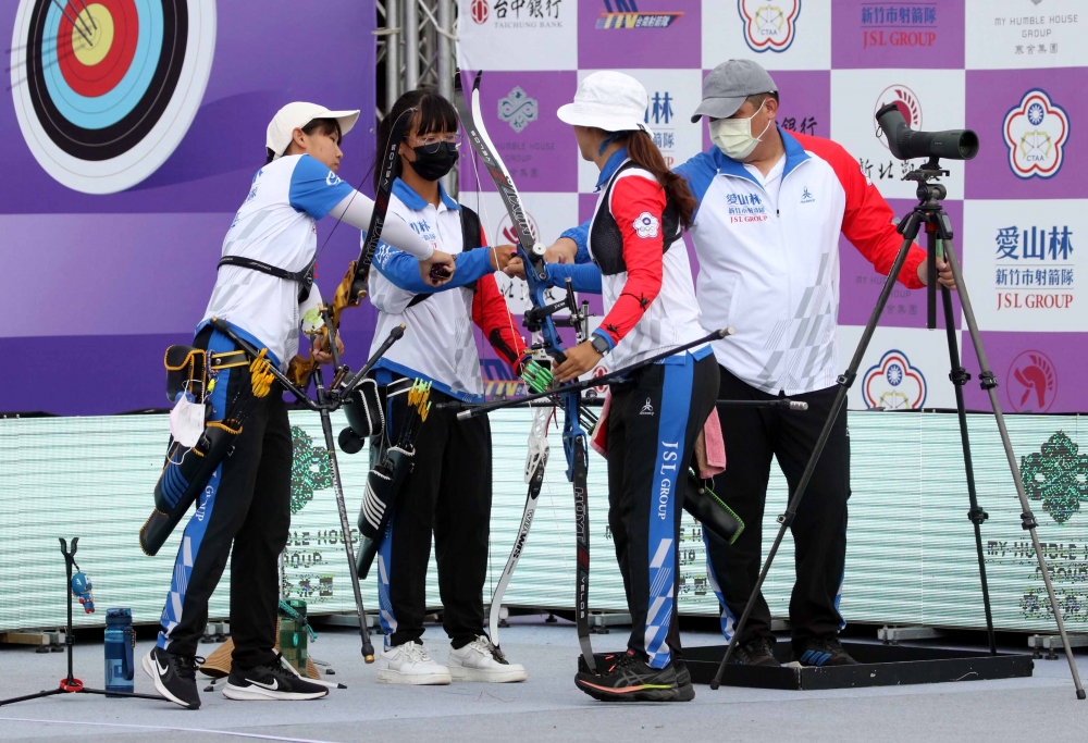 愛山林女團互相打氣。中華企業射箭聯盟／提供。