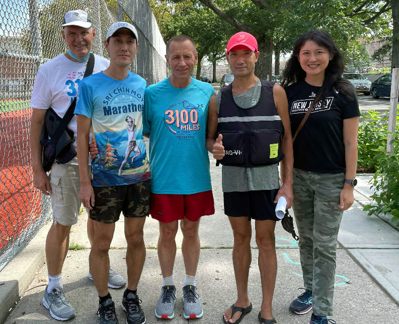 羅維銘（左四）在紐約備戰2021年自我超越3100英里賽。羅維銘／提供。