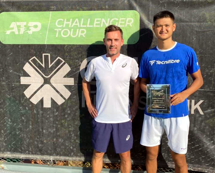 吳東霖（右）單打奪銀，取自／吳東霖粉專。