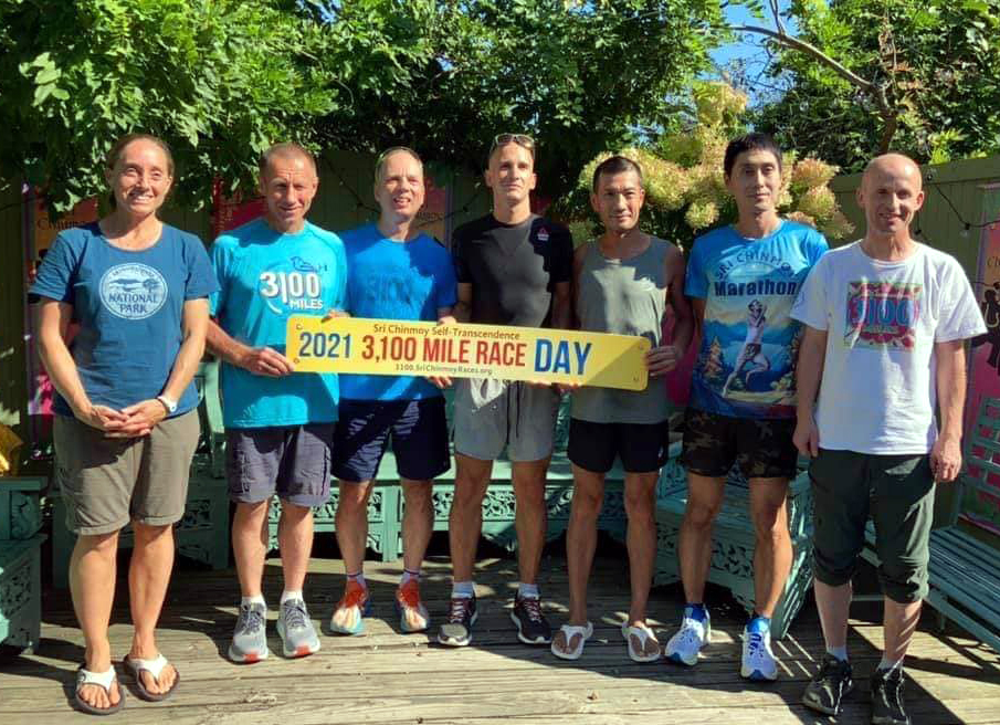 羅維銘（右三）著MIT夾腳拖，和另六位受邀參加2021年自我超越3100英里賽的選手合影。Renny Shih／提供。