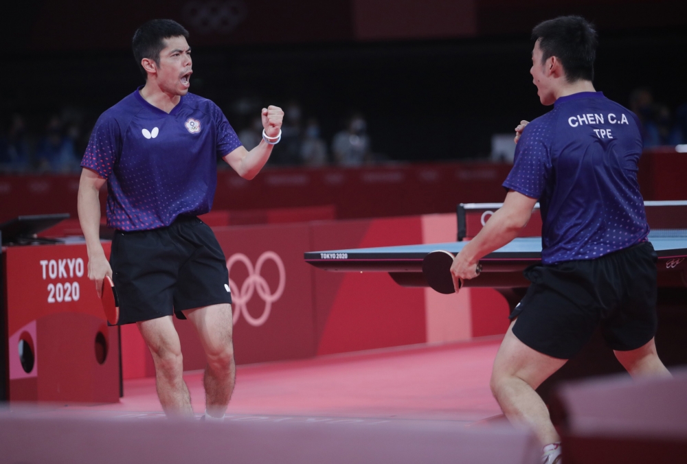 莊智淵和陳建安打出好球後開心握拳。體育署提供（下同）。