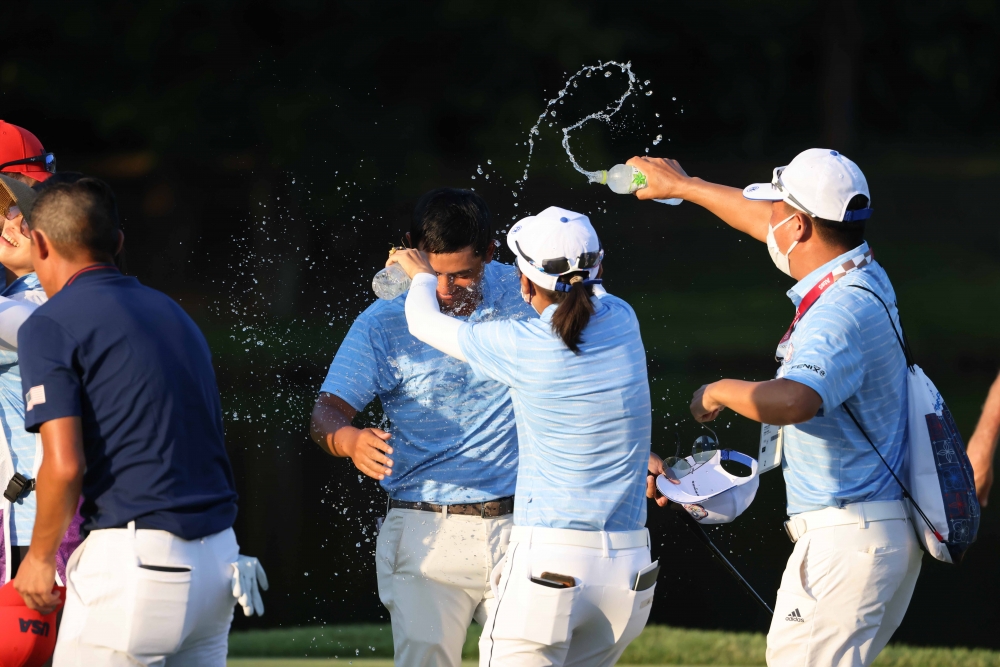 潘政琮奪銅後接受潑水祝賀。體育署提供。