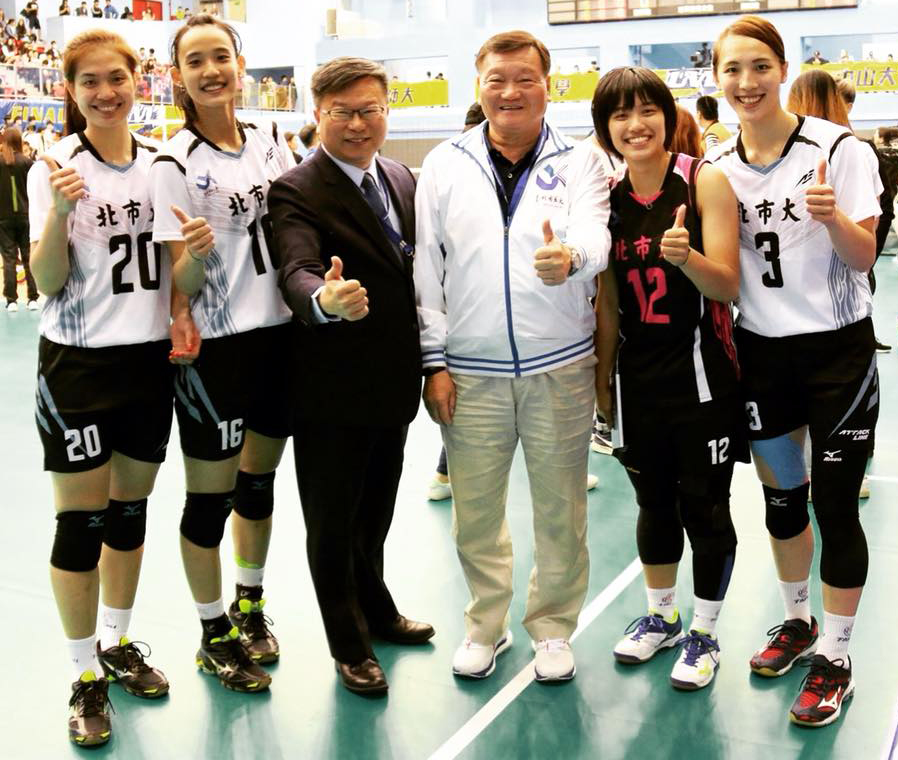 北市大前副校長鄭芳梵(右三)獲頒學校體育傳炬獎終身成就獎。取自鄭芳梵臉書。