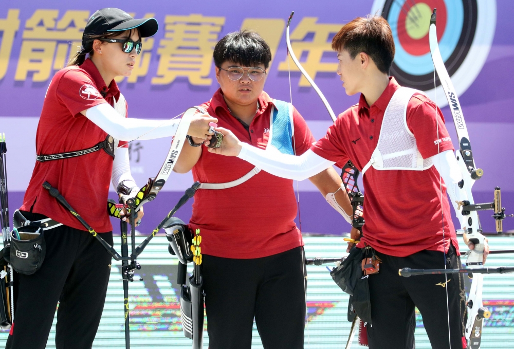 新北凱撒女團互相打氣。中華企業射箭聯盟／提供。