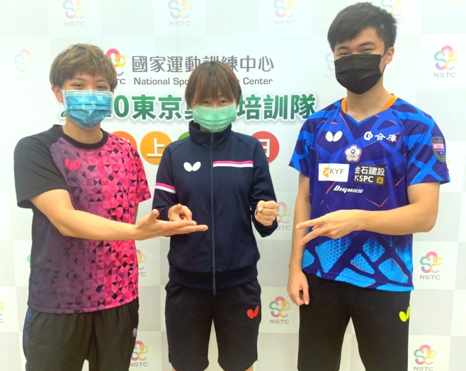 黃金混雙鄭怡靜、林昀儒和教練鄭佳奇（中）合照。國訓中心／提供。