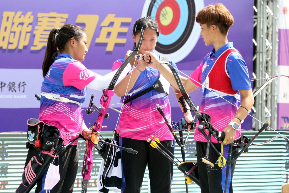 協會青年隊女團互相打氣。中華企業射箭聯盟／提供。