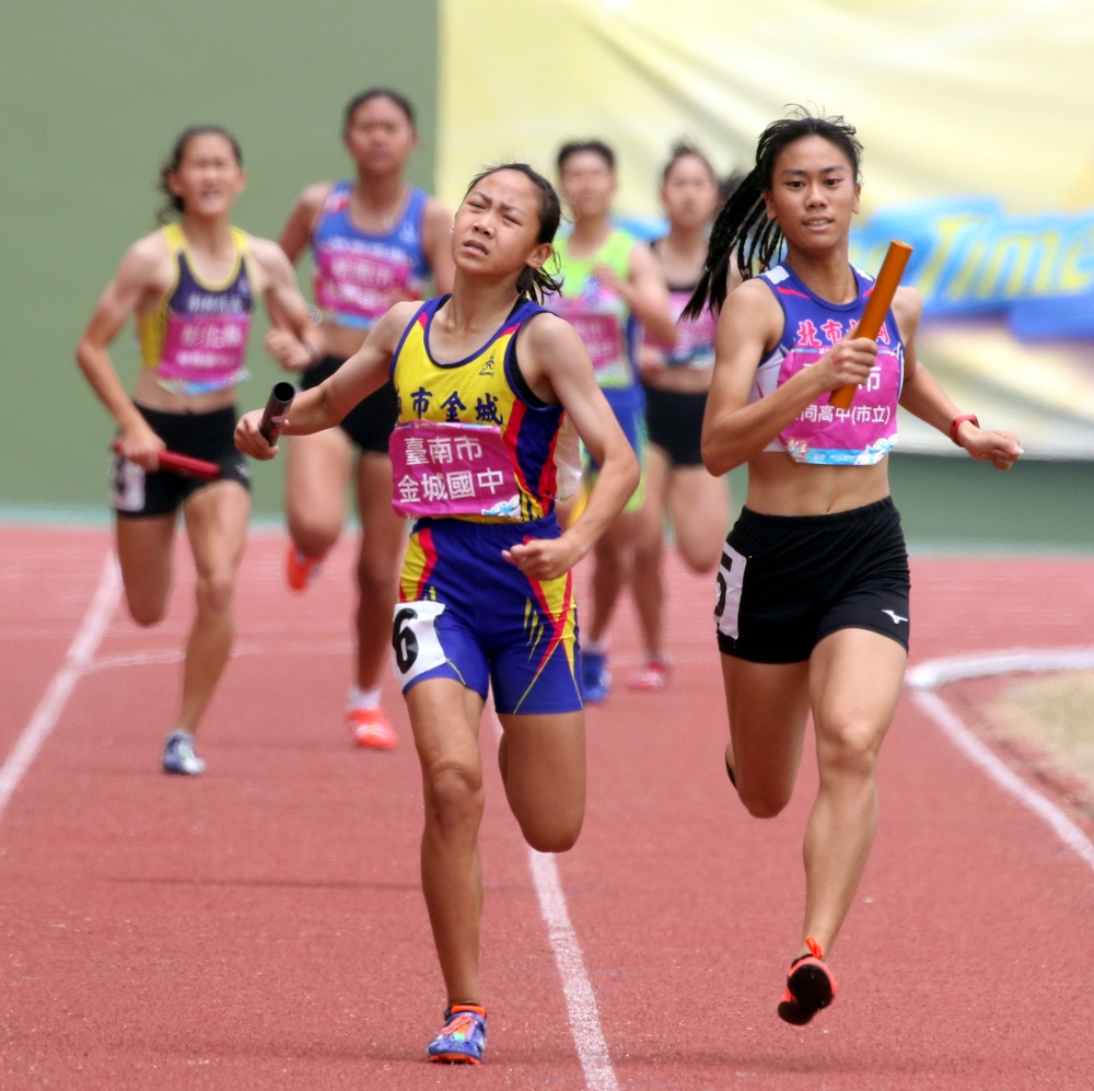 北市大同高中柳辰諭（右）在1600接力後來居上封后。林嘉欣／攝影。