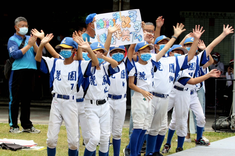 麗園國小棒球隊看到魏均珩超嗨。720armour運動眼鏡／提供。