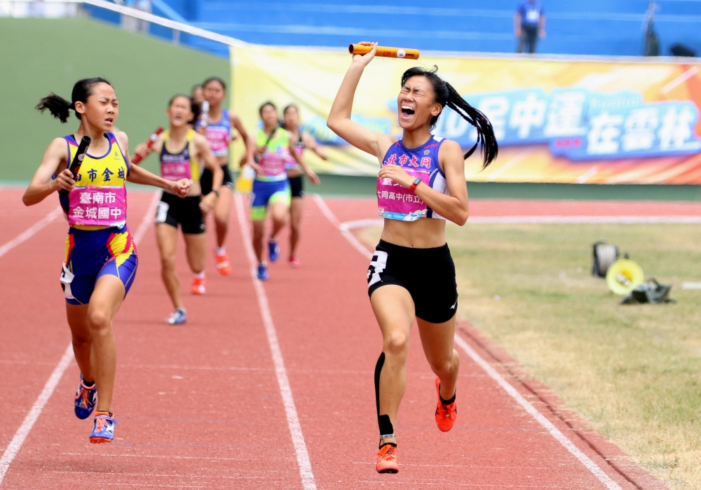 大同高中柳辰諭（右）在接力賽後來居上奪金超開心。林嘉欣／攝影。