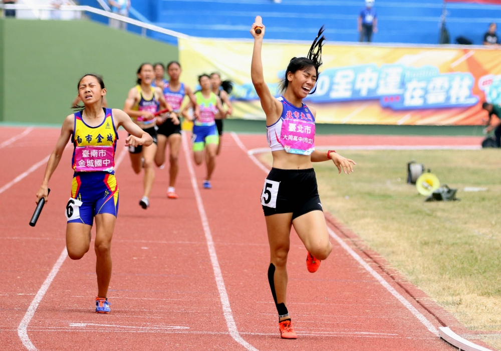 大同高中柳辰諭（右）在接力賽後來居上超開心。林嘉欣／攝影。