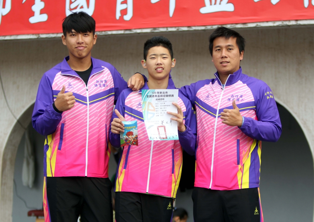 危宇澤（中）和博愛國小教練簡志豪（右）。資料照片林嘉欣／攝影。