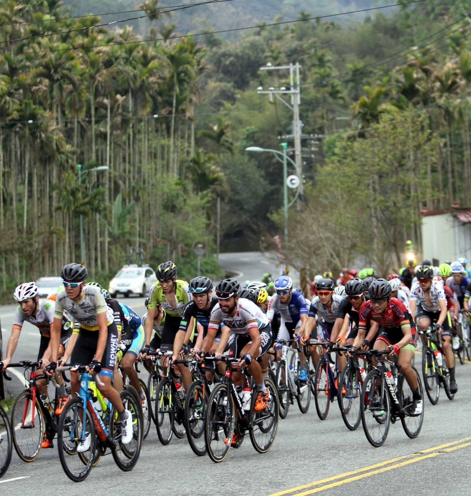 環法大賽第9站冠軍Ben O’Connor（前）曾來台參加國際自由車環台賽。林嘉欣／攝影。