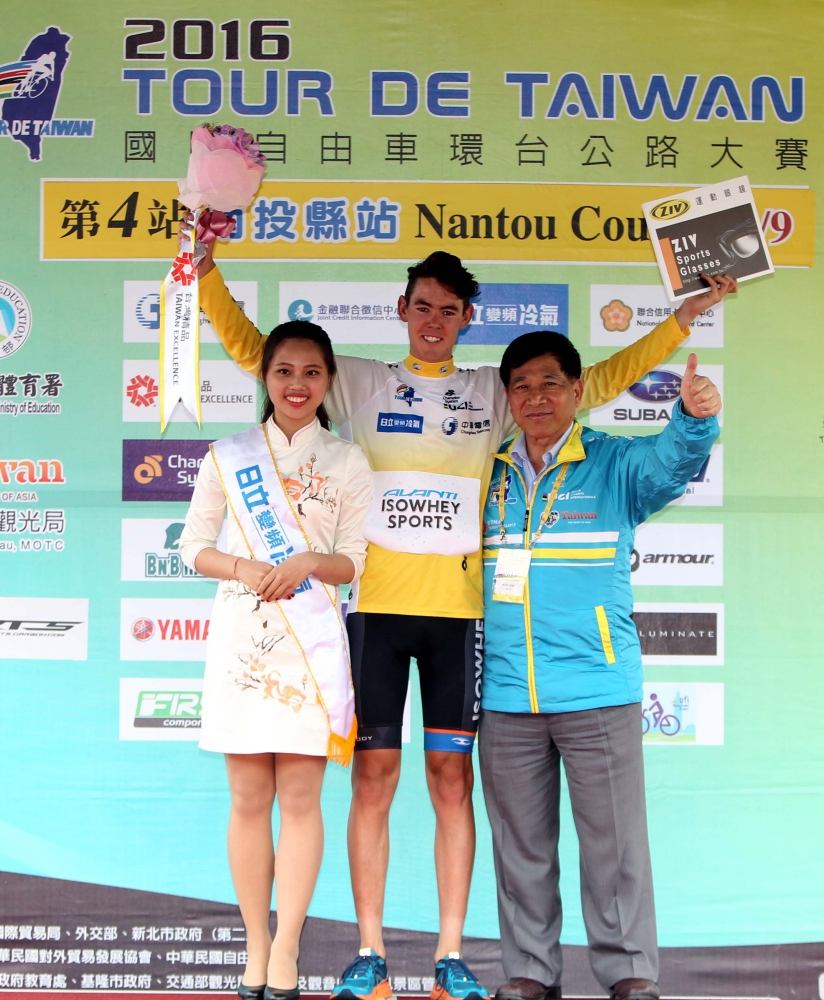 環法大賽第9站冠軍Ben O’Connor（中），差點把2016自由車環台賽黃衫穿到底。林嘉欣／攝影。