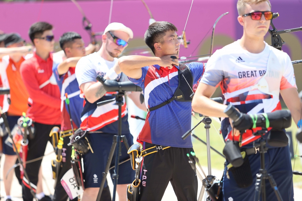 中華隊鄧宇成（右二）。體育署／提供。