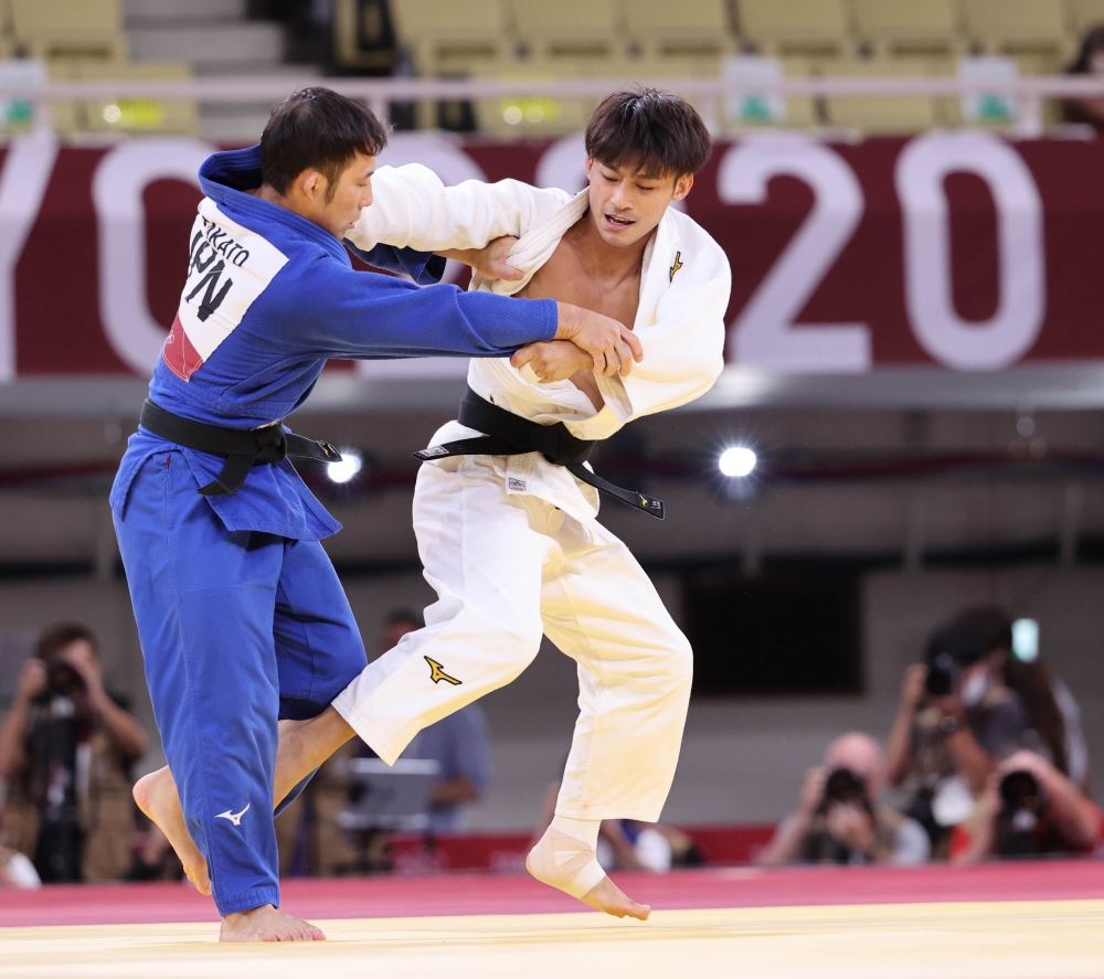 楊勇緯（右）在東京奧運勇奪我國史上第一面奧運柔道銀牌。體育署提供。