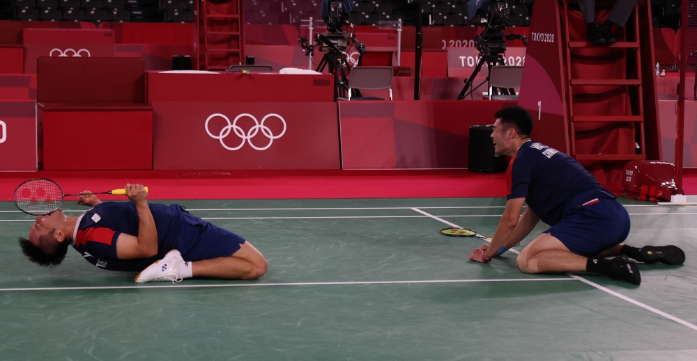 獲勝後「洋麟配」興奮地躺在地上。體育署提供。