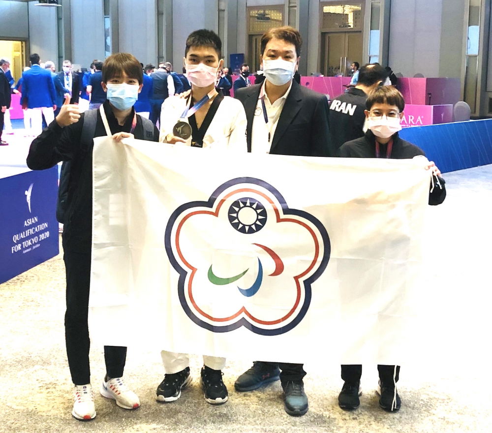 陳健強（左二）。中華民國殘障體育運動總會／提供。