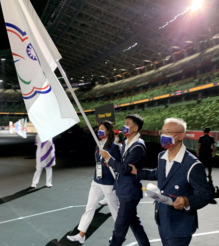 中華隊掌旗官為田徑好手劉雅婷／楊川輝，