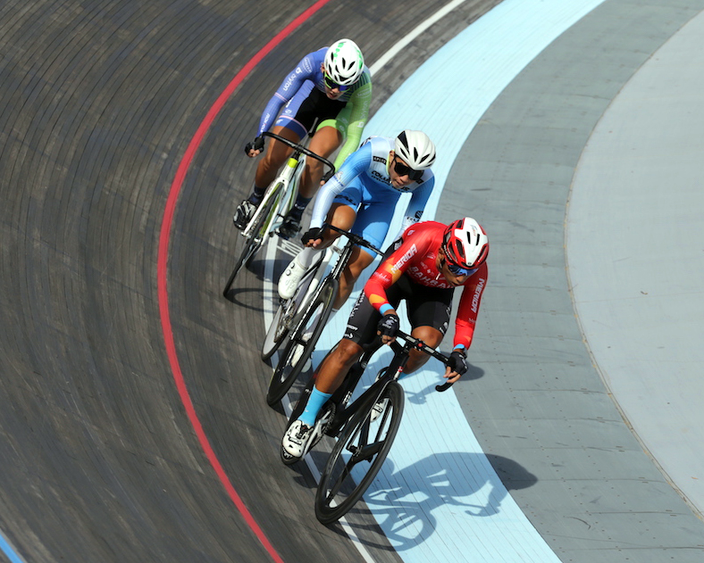 男子菁英組全能賽冠軍馮俊凱(前)。