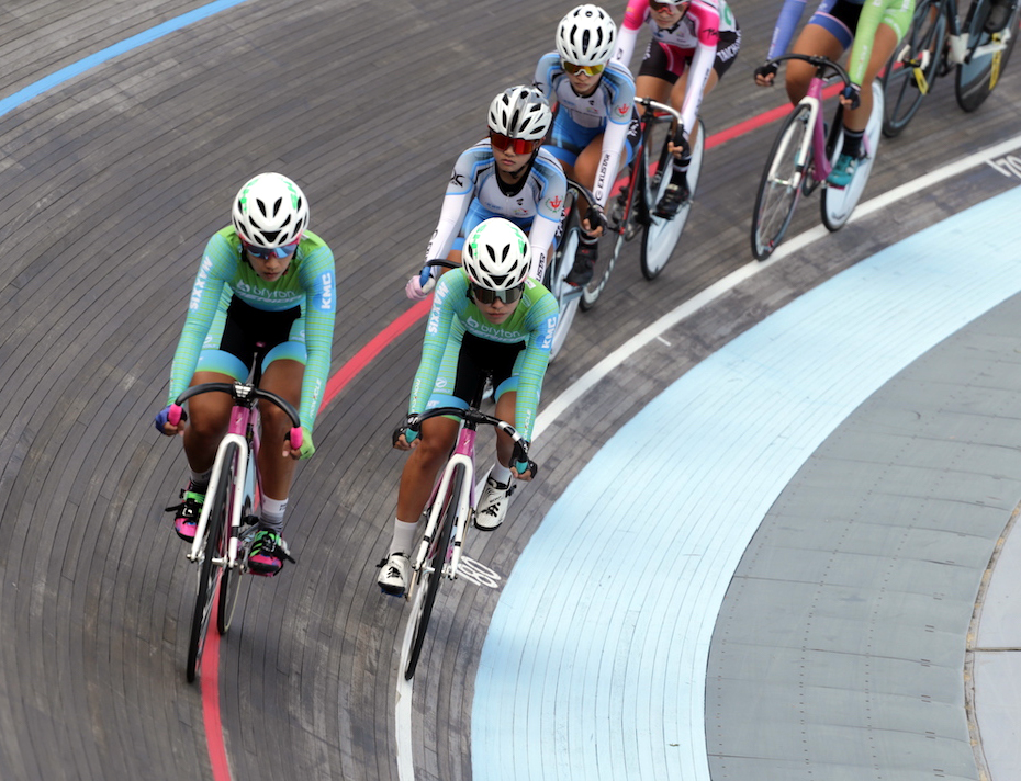 女子集體出發賽冠軍黃亭茵。