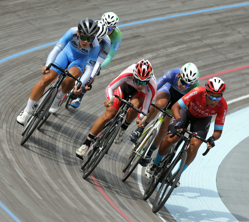 男子菁英組全能賽冠軍馮俊凱(前)。