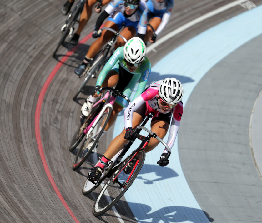 女子菁英組全能賽冠軍曾可妡(前)。