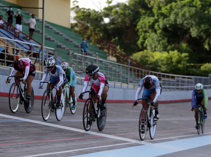女子菁英組競輪賽冠軍王慈均(前)。中華民國自由車協會提供（下同）。