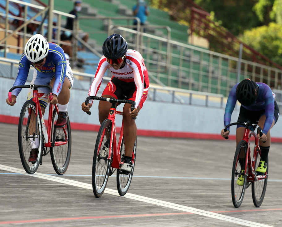 女子青年組競輪賽冠軍陳靖昀(中)。
